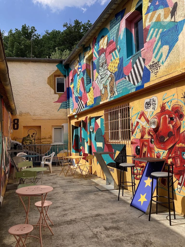 terrasse du café associatif culturel Le 109 à Fumel