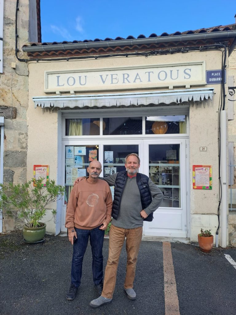 Nicolas Choisnel, maire de Moncrabeau, et Patrick Ducasse, conseiller municipal, devant Lou Veratous